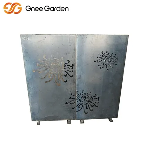 Corten Garden Screen s chryzantémovými motívmi
