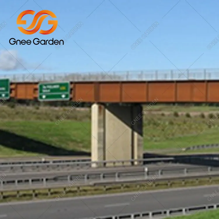 Stavba mosta pre chodcov z ocele Corten